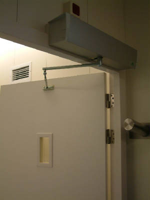 Electrical X-ray protection door